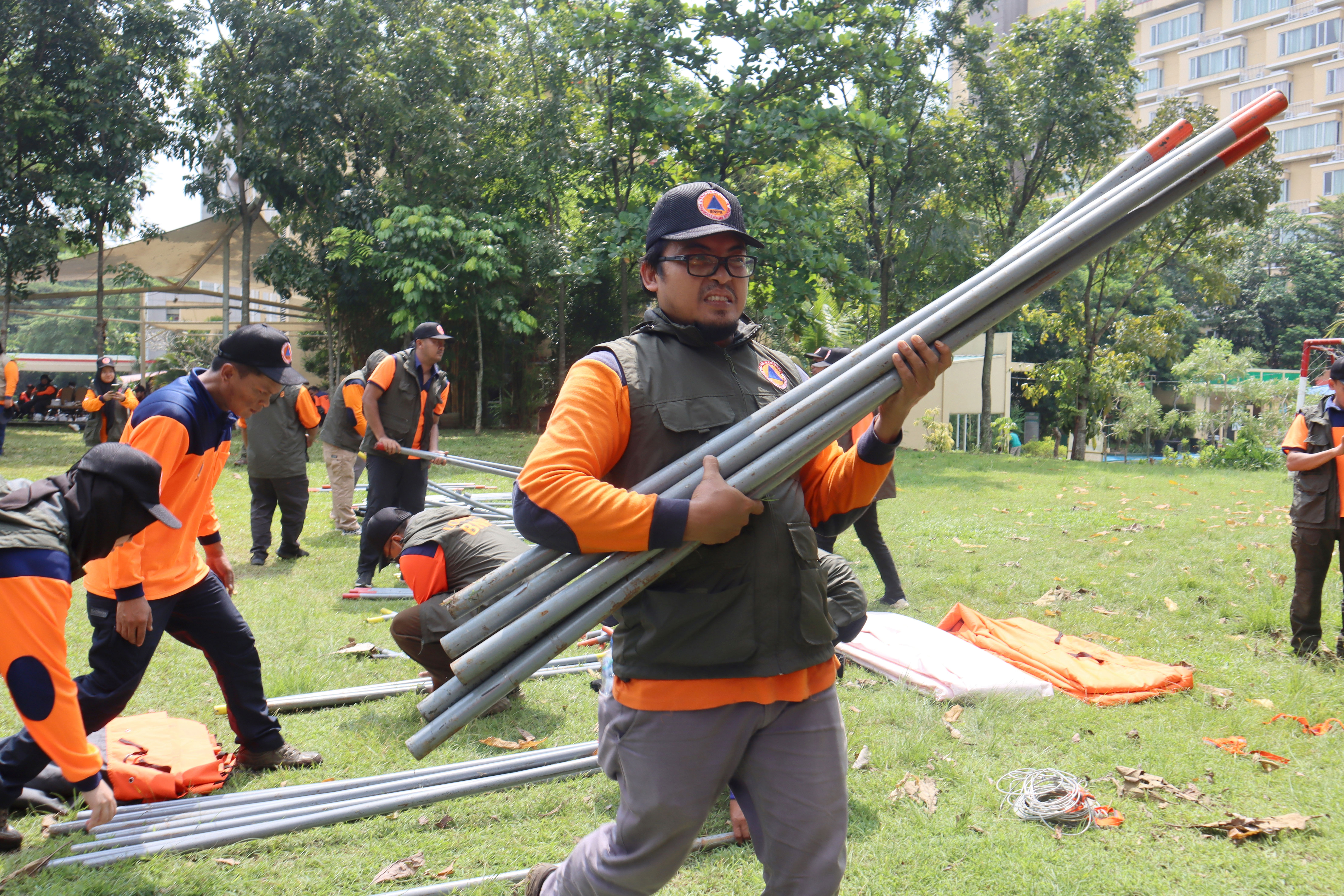 Para peserta terdiri dari 17 perwakilan BPBD Provinsi yang menerima materi dan praktek pendirian tenda (7/6).